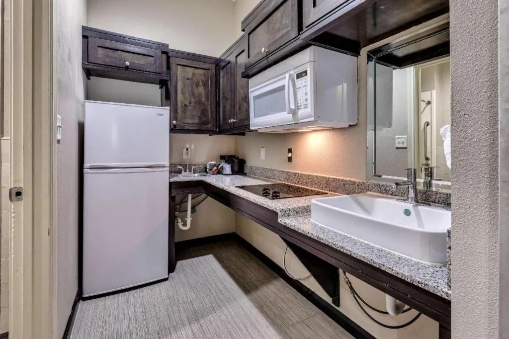 Americas Best Value Inn and Suites IAH Airport North