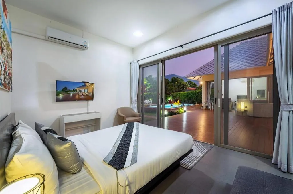 Bed in Lucerne Villa Resort