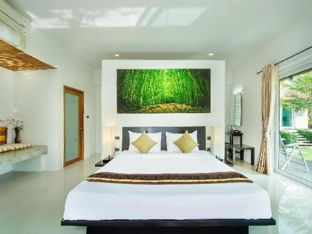 Bed in Lucerne Villa Resort