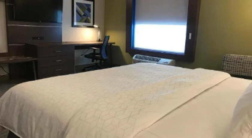 Bed in Holiday Inn Express and Suites Hannibal-Medical Center By IHG