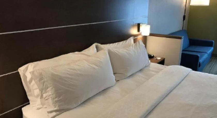 Bed in Holiday Inn Express and Suites Hannibal-Medical Center By IHG