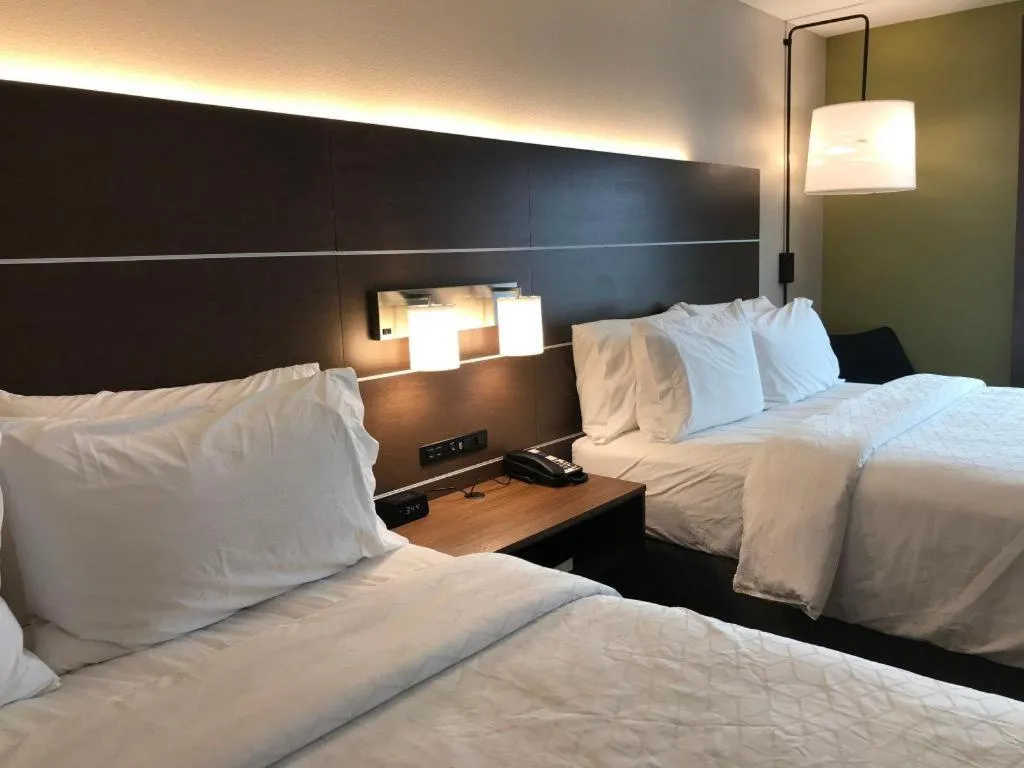 Bed in Holiday Inn Express and Suites Hannibal-Medical Center By IHG