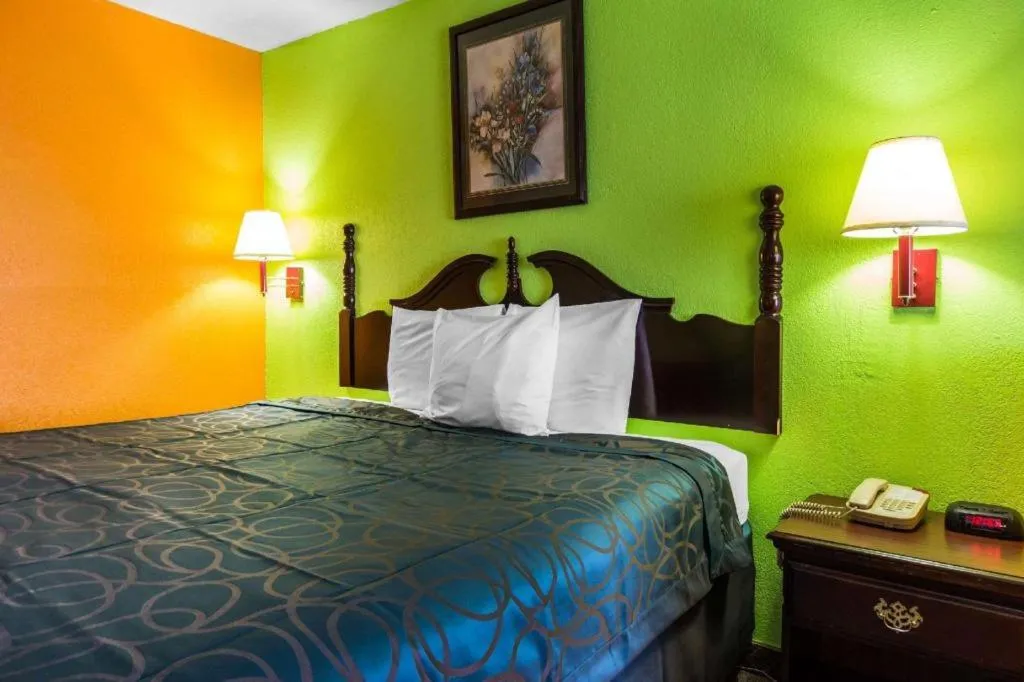 Bed in Econo Lodge Inn & Suites Macon North