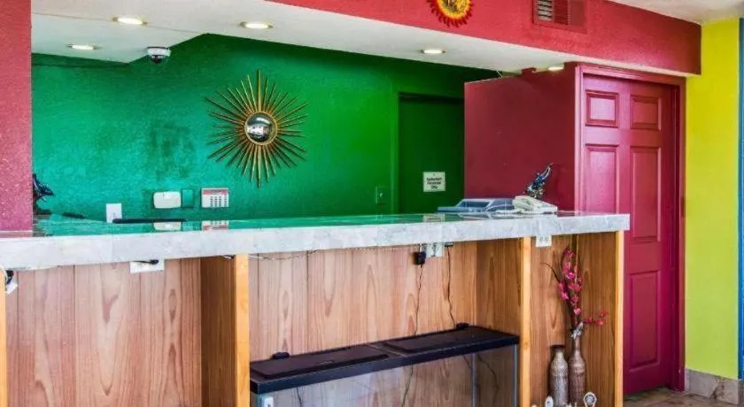 Econo Lodge Inn & Suites Macon North