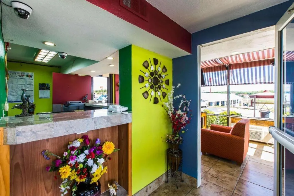 Econo Lodge Inn & Suites Macon North