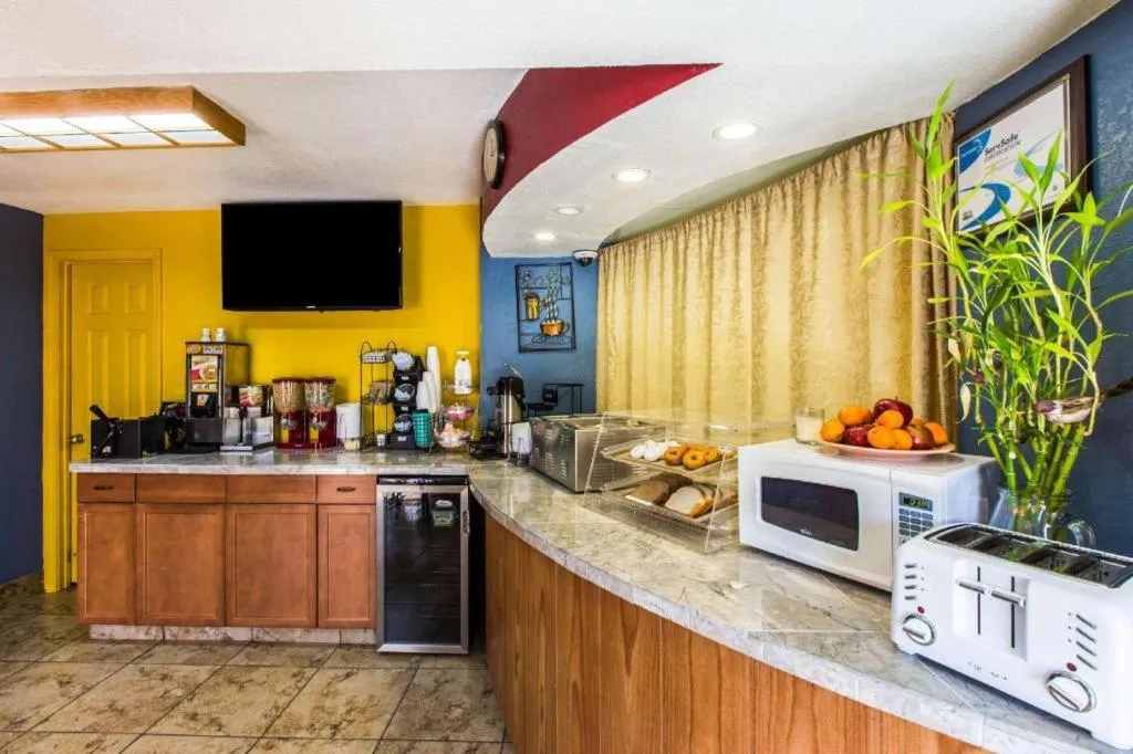 Econo Lodge Inn & Suites Macon North