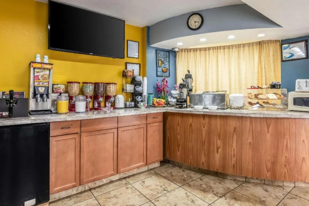 Econo Lodge Inn & Suites Macon North