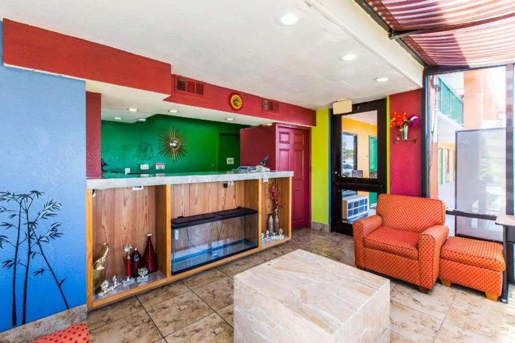 Econo Lodge Inn & Suites Macon North