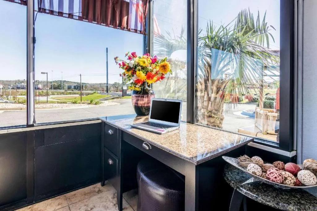 Econo Lodge Inn & Suites Macon North