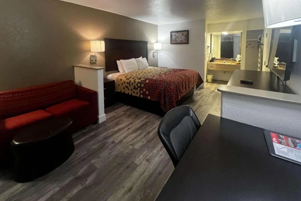 Bed in Econo Lodge Inn & Suites Macon North