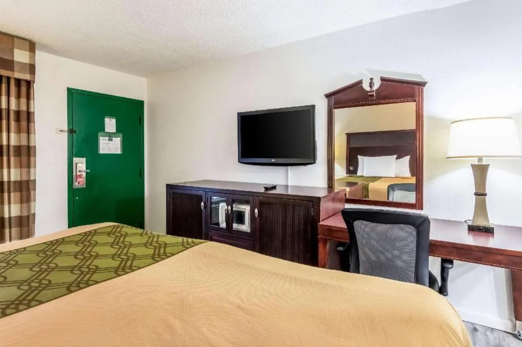 Bed in Econo Lodge Inn & Suites Macon North