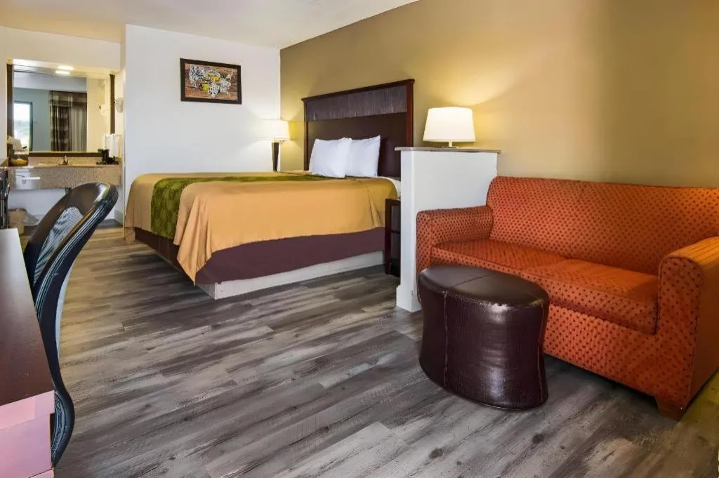 Bed in Econo Lodge Inn & Suites Macon North