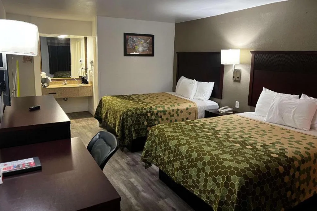 Bed in Econo Lodge Inn & Suites Macon North