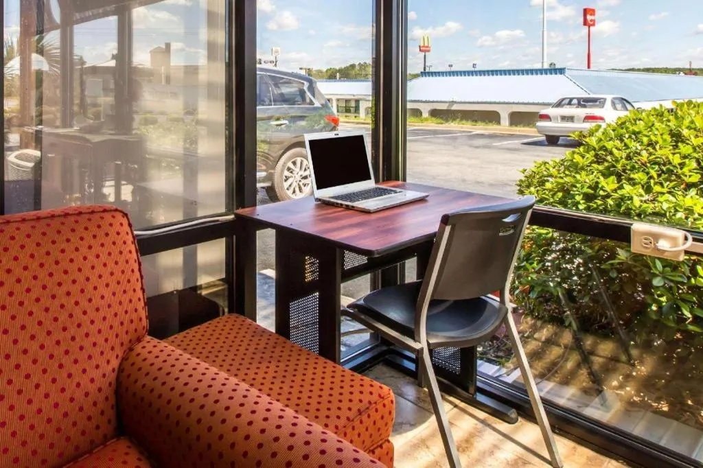 Econo Lodge Inn & Suites Macon North