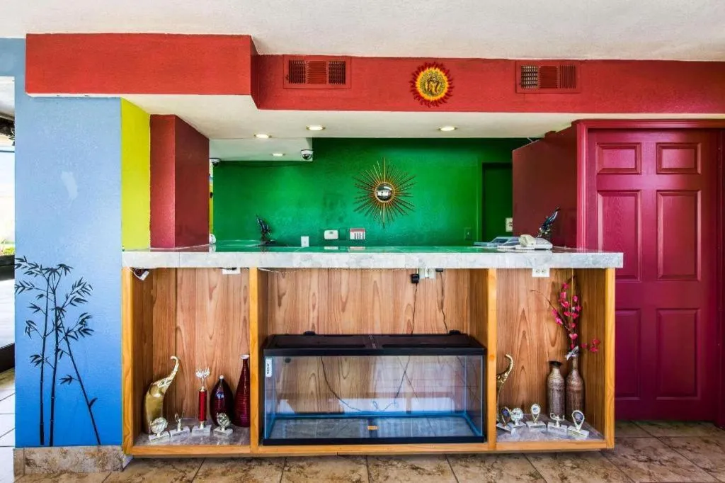 Econo Lodge Inn & Suites Macon North