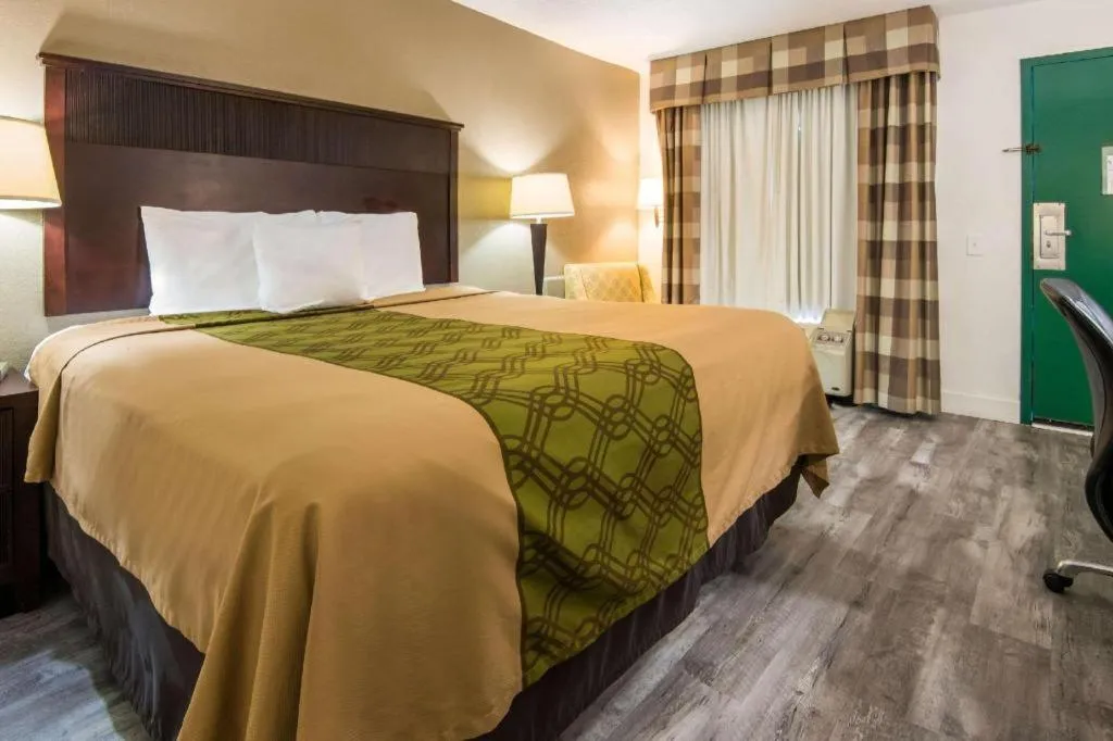 Bed in Econo Lodge Inn & Suites Macon North