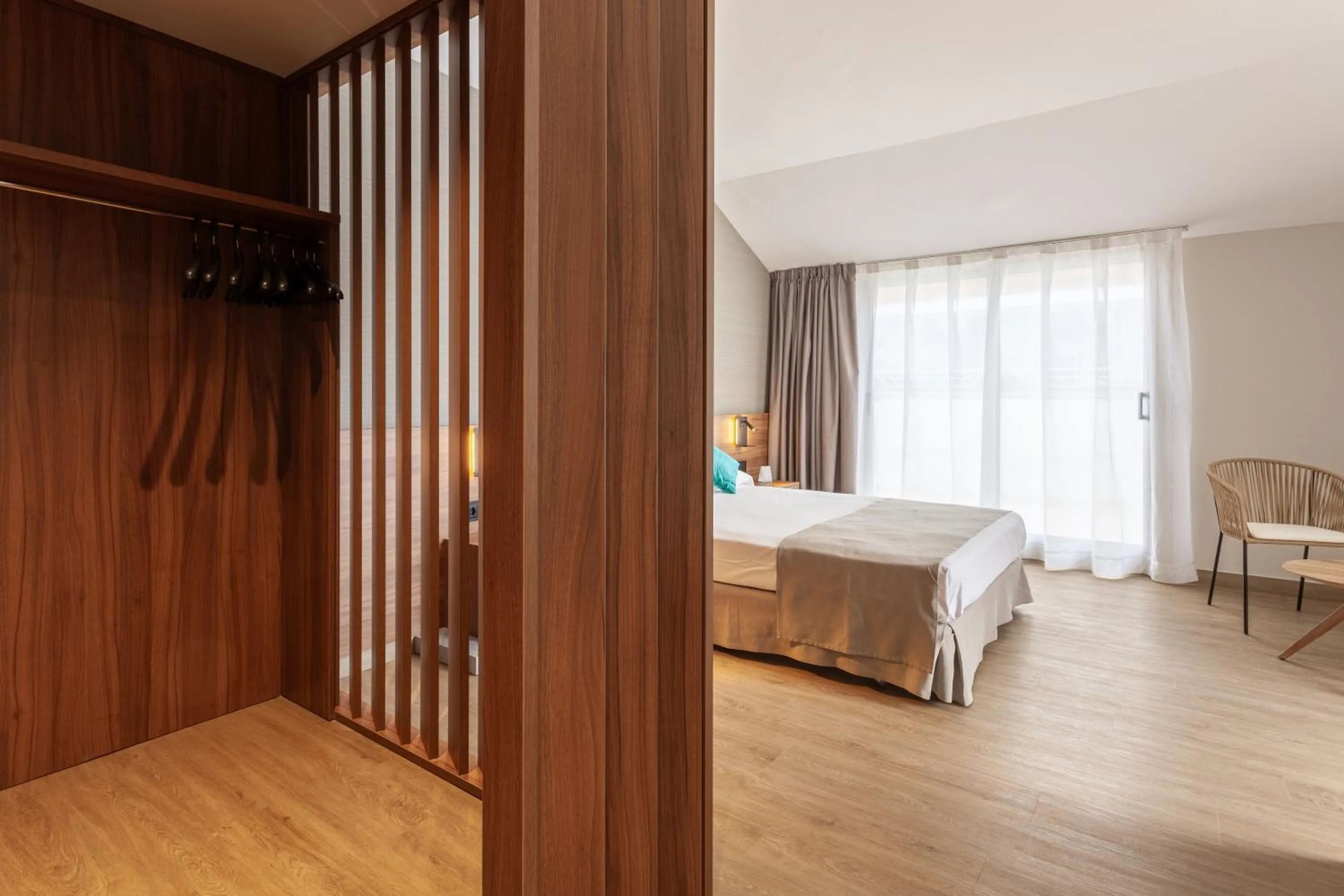 Photo of the whole room, Bed in DWO Sirius