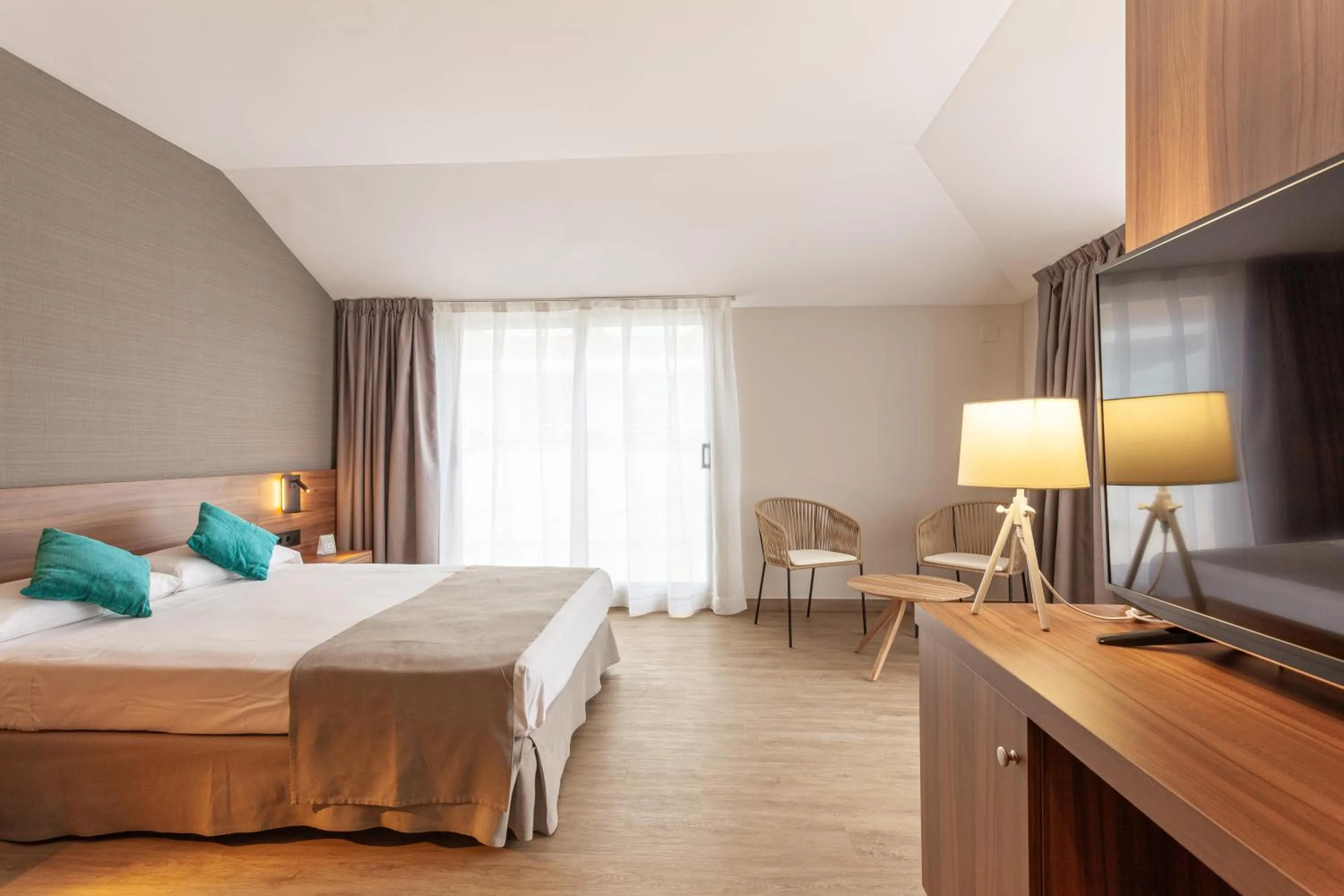 Photo of the whole room, Bed in DWO Sirius