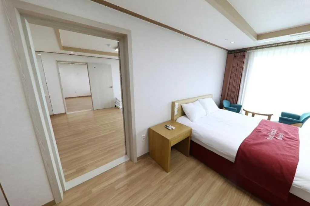 Bed in Jeju Sunbeach Hotel & Resort