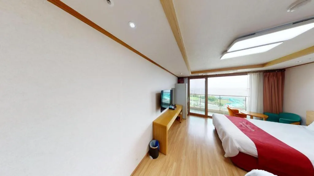 Bed in Jeju Sunbeach Hotel & Resort
