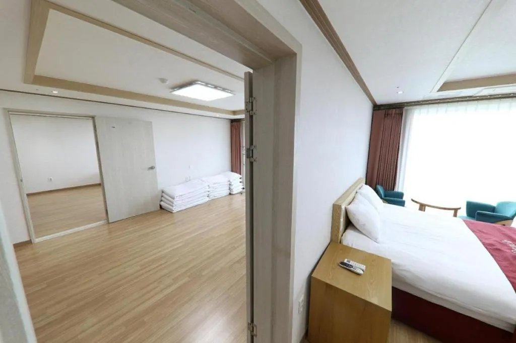 Bed in Jeju Sunbeach Hotel & Resort