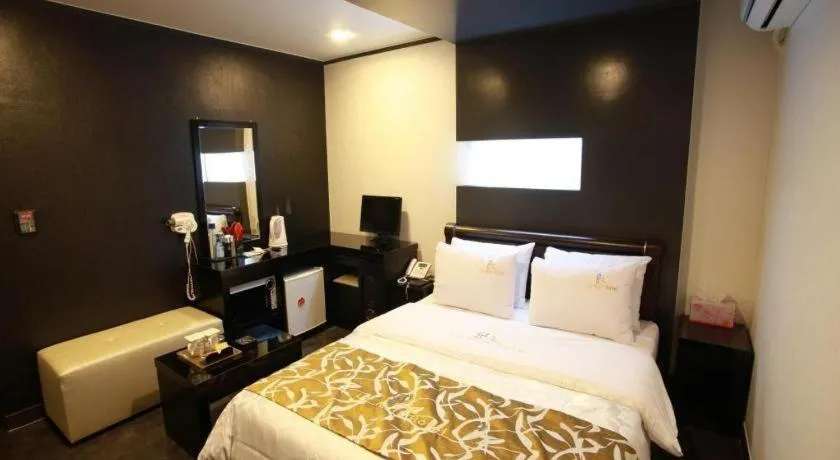 Bed in Goodstay Lanuit Hotel