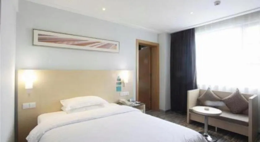 Bed in City Comfort Inn Dongxing National Trade Port