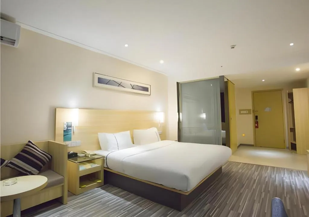 Bed in City Comfort Inn Dongxing National Trade Port