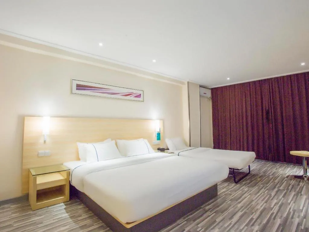 Bed in City Comfort Inn Dongxing National Trade Port