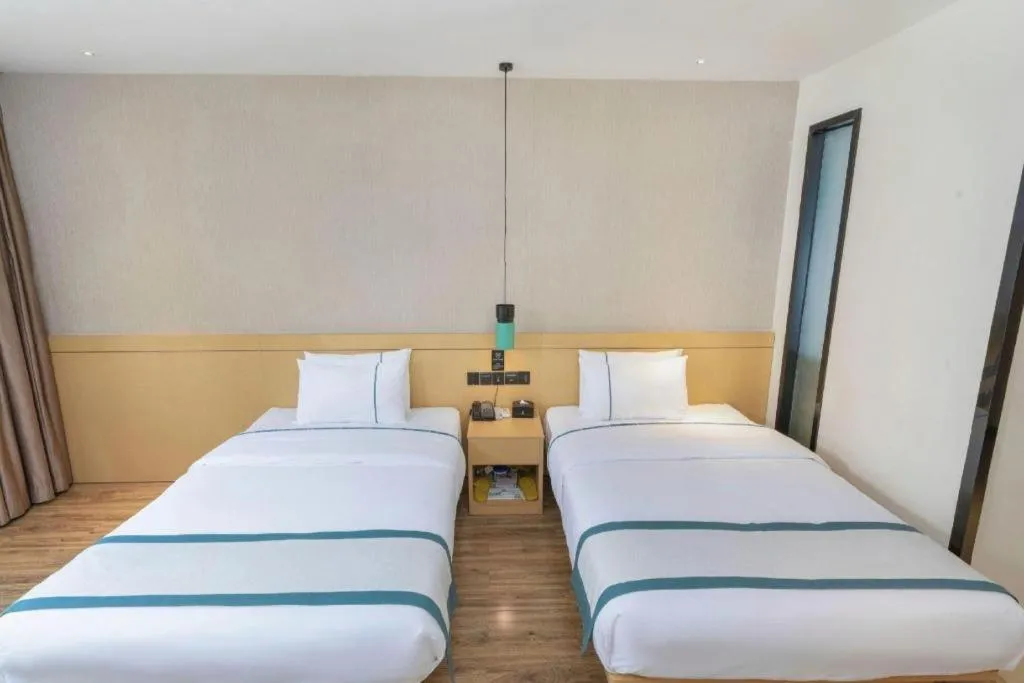 Bed in City Comfort Inn Yulin Wenhua Square Wanda Plaza