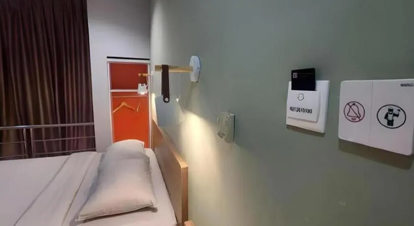 Bed in Hotel Celebes