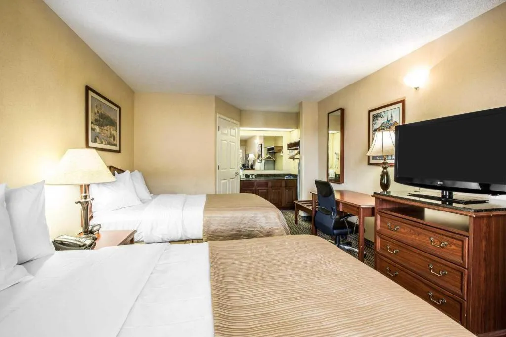 Bed in Quality Inn Bessemer I-20 exit 108
