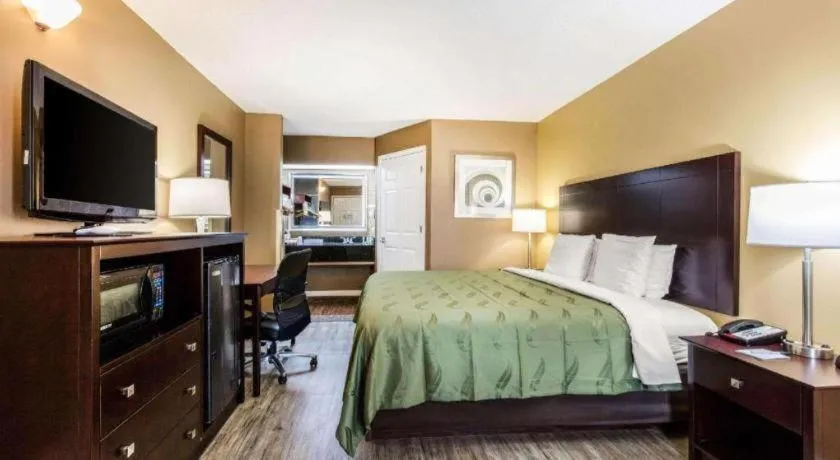 Bed in Quality Inn Bessemer I-20 exit 108