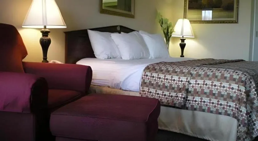 Bed in Quality Inn Bessemer I-20 exit 108