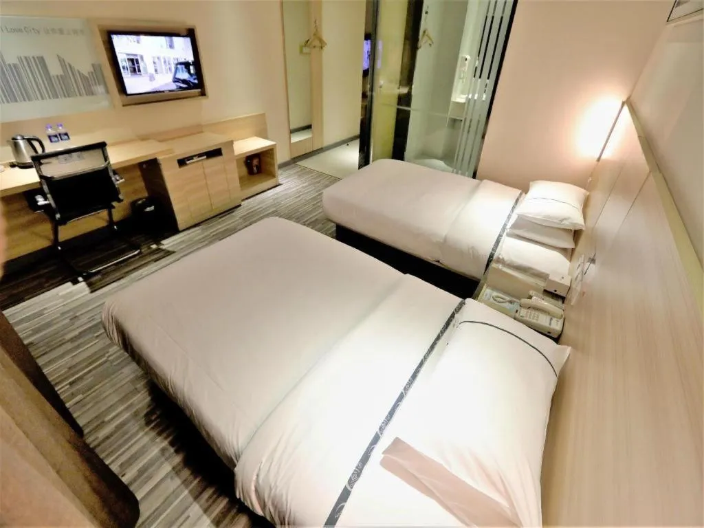 Bed in City Comfort Inn Yichang Gezhouba CBD Shopping Center