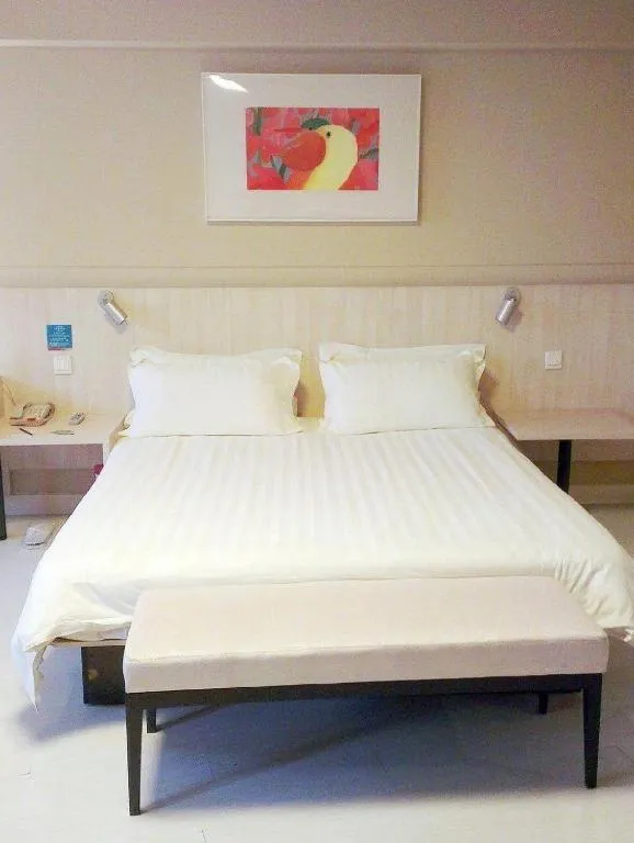 Bed in Jinjiang Inn Tianjin People's Hospital