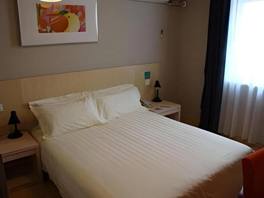 Bed in Jinjiang Inn Tianjin People's Hospital