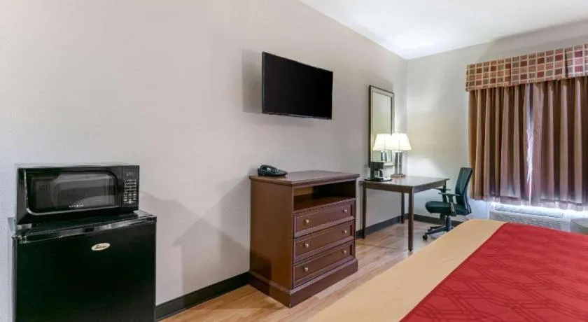 Bed in Econo Lodge Eutaw I-20