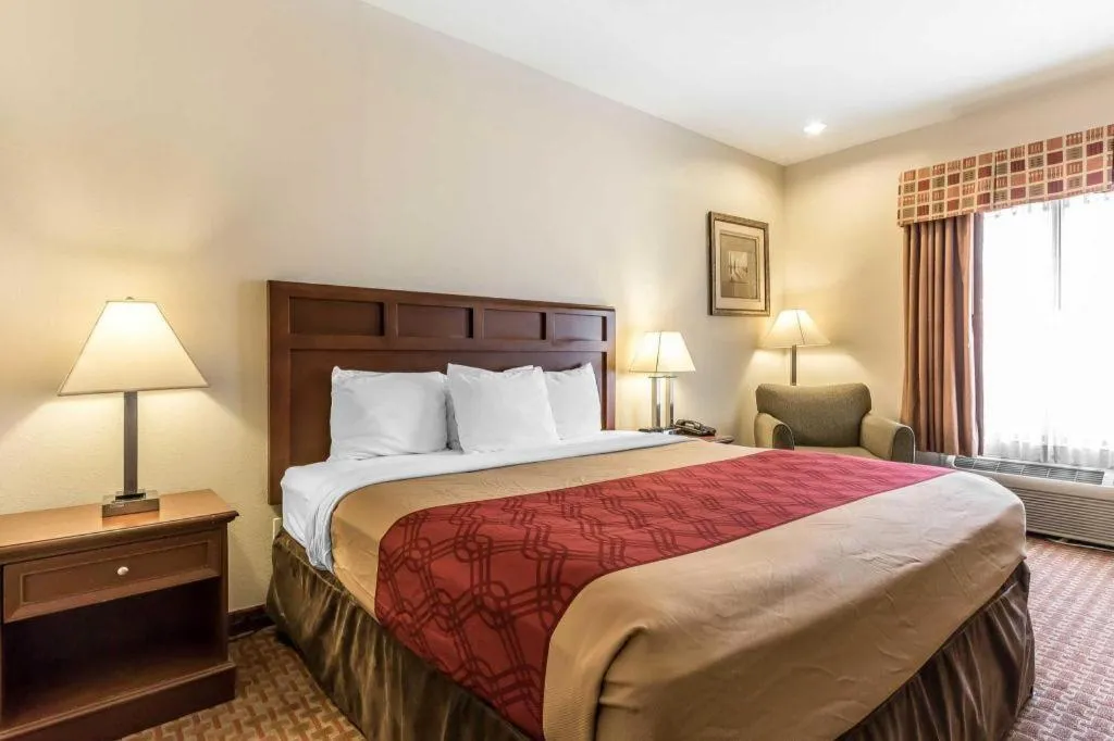 Bed in Econo Lodge Eutaw I-20