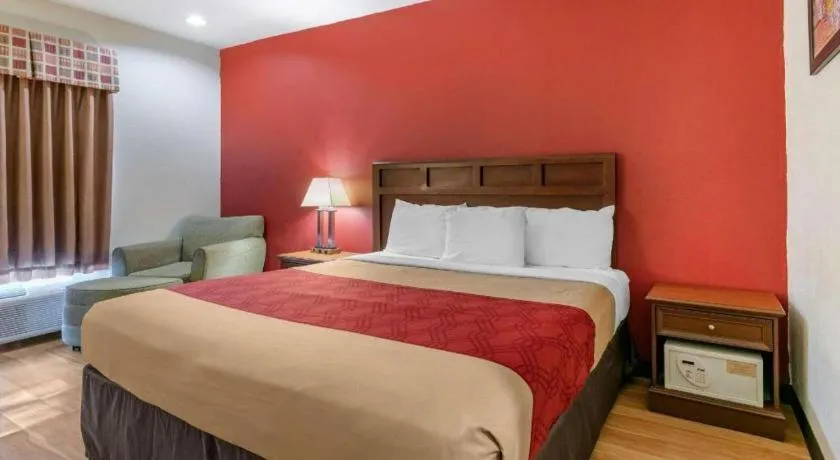 Bed in Econo Lodge Eutaw I-20