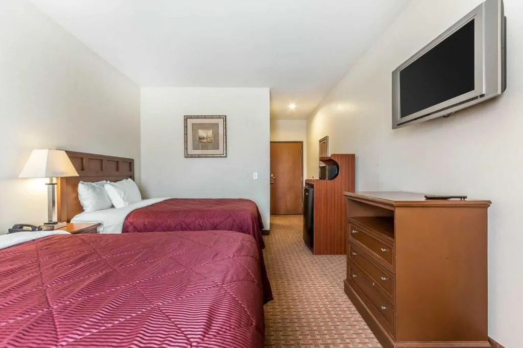 Bed in Econo Lodge Eutaw I-20