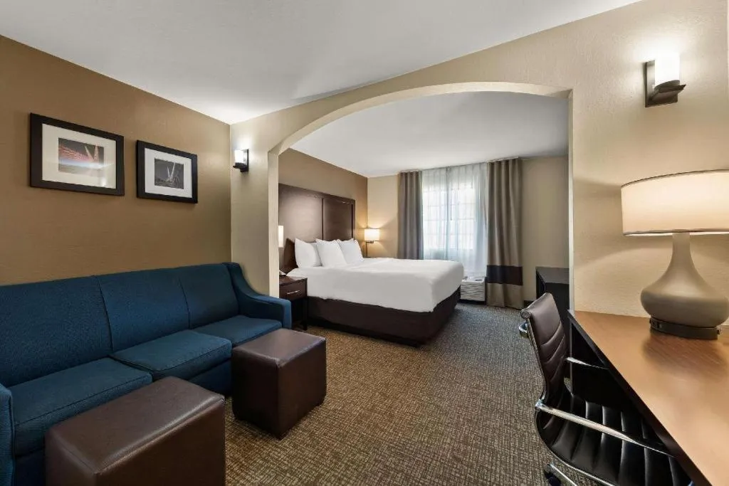 Bed in Comfort Inn & Suites Atoka