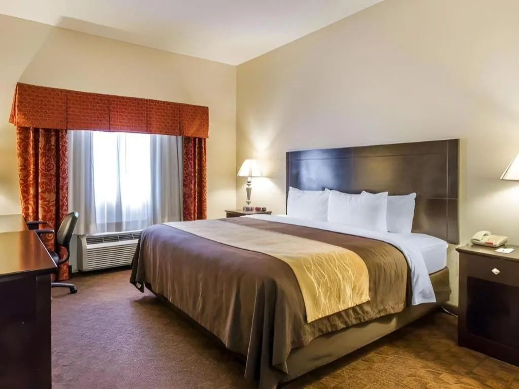 Bed in Comfort Inn & Suites Atoka