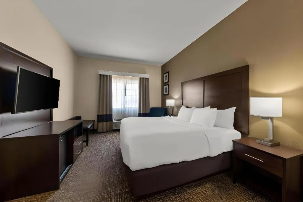 Bed in Comfort Inn & Suites Atoka