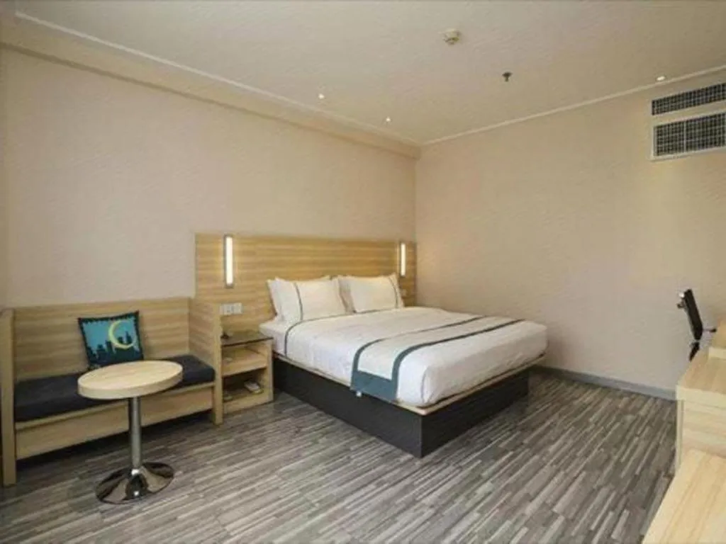 Bed in City Comfort Inn Guangzhou Baiyun Mountain