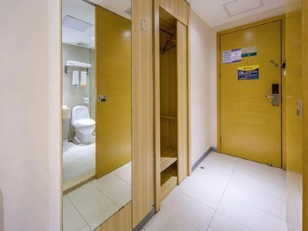 Bed in City Comfort Inn Guangzhou Baiyun Mountain