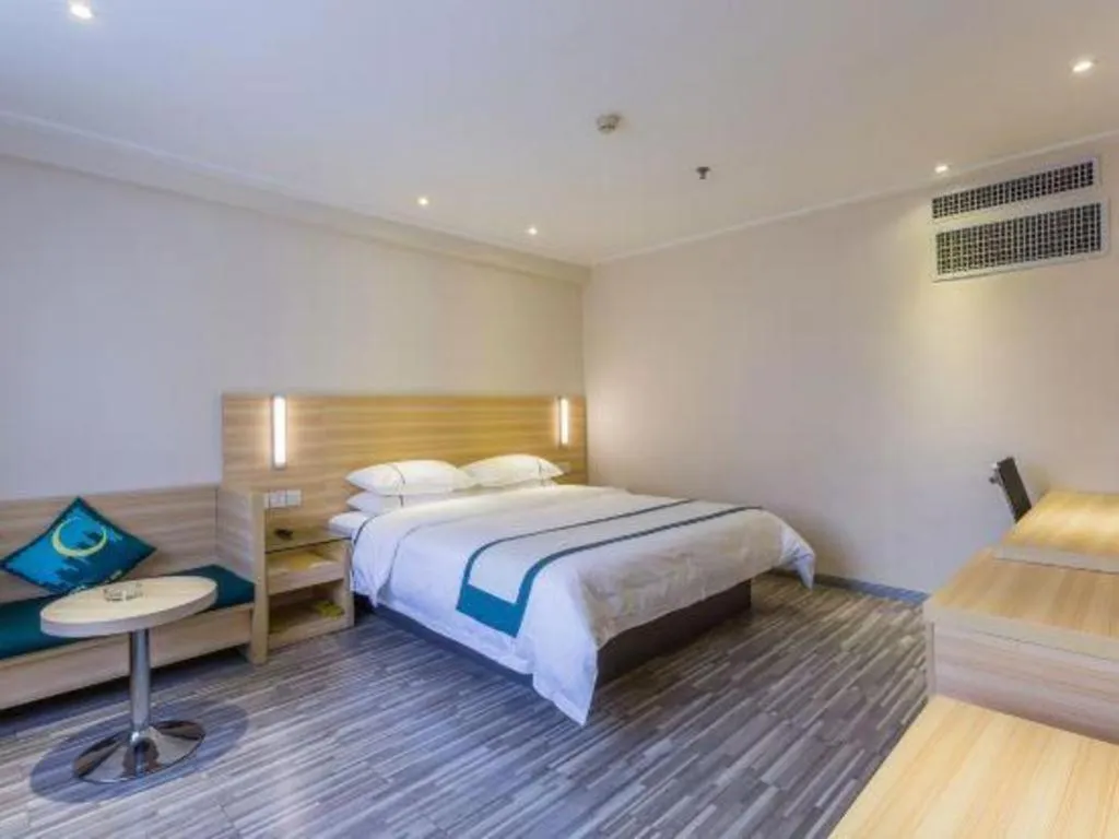 Bed in City Comfort Inn Guangzhou Baiyun Mountain