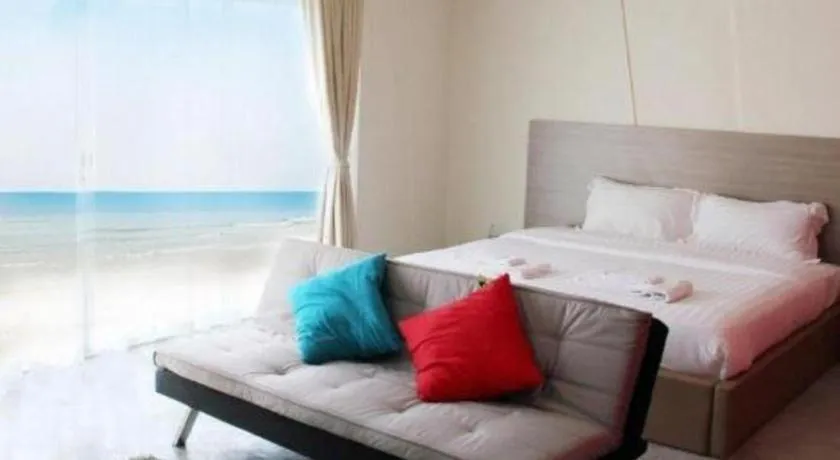 Bed in Red Z The Ocean