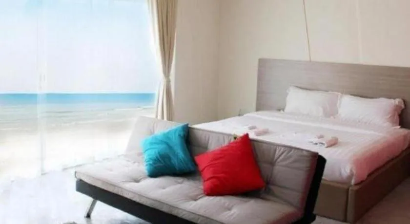 Bed in Red Z The Ocean