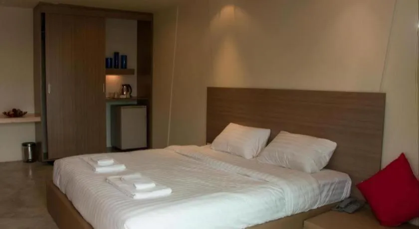 Bed in Red Z The Ocean